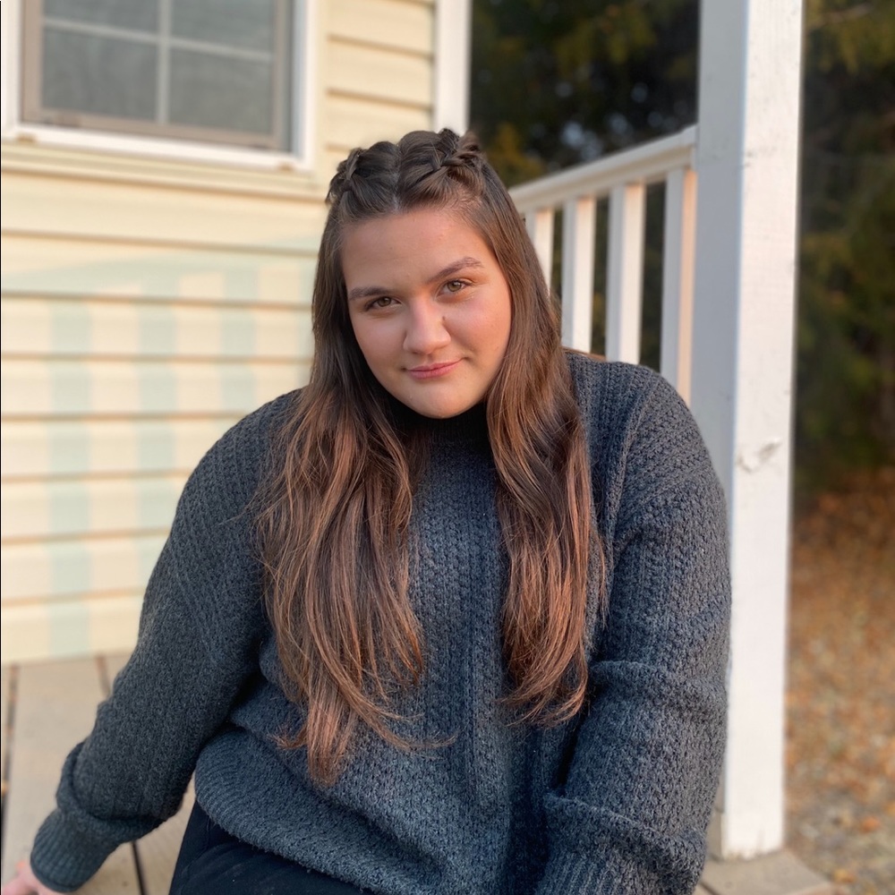 Knitted gray sweater high neck.